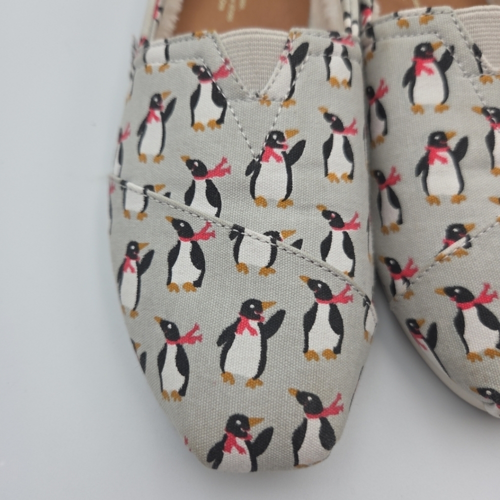 TOMS Alpargata Sz 7.5 Faux Fur Sherpa Lined Slip On Shoes Penquin Red Scarf EUC - Picture 8 of 8